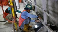 Beberapa pekerjaan yang masih berlangsung di antaranya pekerjaan galian untuk akses masuk sebelah barat dan timur stasiun, arsitektural dan mekanikal.