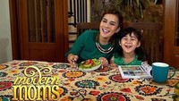 Makan buah bersama si kecil memang jadi momen berkesan. Ini saat Astrid dan putrinya santai sambil menikmati buah segar. Ada potongan kiwi dan strawberry. Foto: instagram @astridtiar127