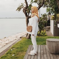 Aca memilih busana yang simpel dipakai seperti blouse, celana longgar, dan rok berpotongan A-line. Acha juga sering terlihat mengenakan warna cerah. Foto: Instagram/natasharizkynew