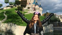 Siapa yang tidak senang ke Disneyland? Barbara Palvin saja suka! (realbarbarapalvin/Instagram)