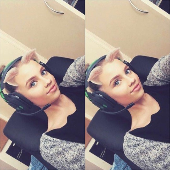 Di akun Instagram-nya, wanita ini menyebutkan jika ia suka bermain game, Xbox, dan PS4. Ia semakin menarik perhatian para pria karena wajah yang cantik. Wanita bernama Josie ini belakangan kerap bermain Overwatch. Foto: Instagram @aurorxaa