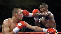 Usai mengalahkan Chavez, Mayweather Jr naik ke kelas ringan untuk menghadapi Jose Luis Castillo. Mayweather Jr ketika itu menang angka mutlak dalam pertarungan 12 ronde dan merebut sabuk WBC milik Castillo di MGM Grand Garden Arena, Las Vegas, 20 April 2002. Rematch keduanya tanggal 7 Desember juga bisa ia menangi dengan unanimous decision. (Foto: Jed Jacobsohn/Getty Images