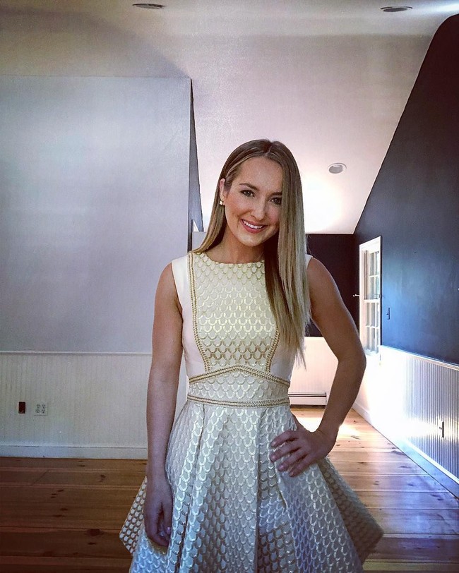 Dia sendiri juga pernah menjadi korban. Saat usianya 13 tahun, Maude pernah jadi korban gang raped atau perkosaan beramai-ramai. “Sebagai seorang survivor dan advocate untuk korban kekerasan seksual, aku menolak diam saja dan membiarkan ini berlalu begitu saja,” ujarnya. Foto: Instagram @maudernliving