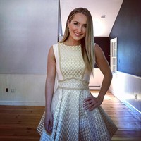 Dia sendiri juga pernah menjadi korban. Saat usianya 13 tahun, Maude pernah jadi korban gang raped atau perkosaan beramai-ramai. “Sebagai seorang survivor dan advocate untuk korban kekerasan seksual, aku menolak diam saja dan membiarkan ini berlalu begitu saja,” ujarnya. Foto: Instagram @maudernliving