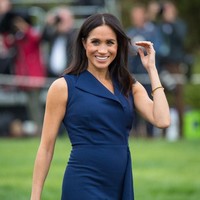 Pada kesempatan tersebut, Meghan berbalut gaun lengan buntung biru navy rancangan desainer Australia Dion Lee. Ditengok di situsnya, gaun berpotongan minimalis ini dijual seharga Rp 13,2 juta. (Foto: Getty Images)