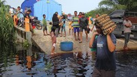 Banjir yang merendam sejumlah daerah di pesisir Riau itu membuat warga berbondong-bondong mengungsi ke tempat yang lebih aman. Antara Foto/Aswaddy Hamid.