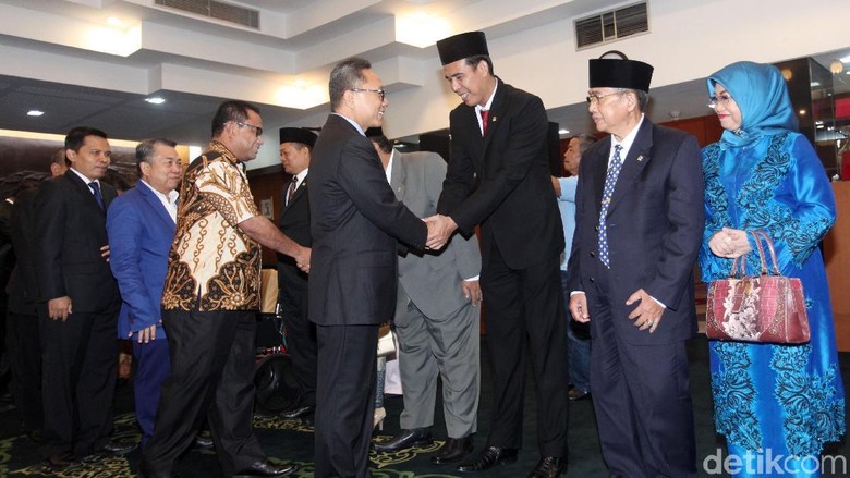 Lantik Anggota Baru, Ketua MPR Ajak Jaga Persatuan di Tahun Politik Lantik Anggota Baru, Ketua MPR Ajak Jaga Persatuan di Tahun Politik
