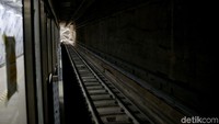 Di bagian eksterior, dua akses masuk stasiun berdinding kaca sudah terpasang, dengan struktur kolom yang miring menyiratkan karakter pergerakan manusia dengan merepresentasikan ruang transisi publik.