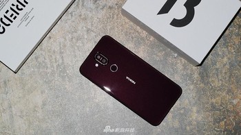 Ponsel ini mulai hadir 23 Oktober dan dijual mulai Rp 3,7 juta. Foto: Sina Mobile