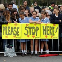 Warga yang antusias untuk melihat langsung Pangeran Harry dan Meghan Markle di Melbourne datang dari segala kalangan, tanpa terkecuali anak-anak. Mereka bahkan membuat semacam spaduk demi menarik sejoli tersebut. (Foto: Getty Images)