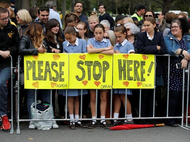 Warga yang antusias untuk melihat langsung Pangeran Harry dan Meghan Markle di Melbourne datang dari segala kalangan, tanpa terkecuali anak-anak. Mereka bahkan membuat semacam spaduk demi menarik sejoli tersebut. (Foto: Getty Images)