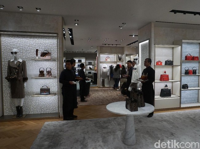 Setelah sempat direnovasi beberapa bulan, butik Fendi di Plaza Indonesia dibuka kembali dengan wajah baru. Interior minimalis yang chic dan stylish mendominiasi sehingga meninggalkan kesan  mewah. (Foto: Daniel Ngantung/Wolipop)