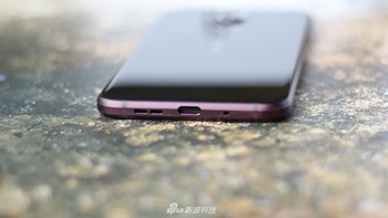 Punya baterai berkapasitas 3.500 mAh yang dibekali fitur quick charger.  Foto: Sina Mobile