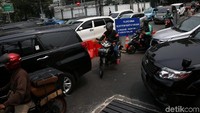 Dinas Perhubungan DKI Jakarta melakukan uji coba rekayasa lalu lintas sistem satu arah di Jalan KH Wahid Hasyim segmen simpang Jalan Jaksa sampai Jalan Agus Salim dari arah timur ke barat lalu, Jalan Agus Salim segmen simpang Jalan KH Wahid Hasyim sampai simpang Jalan Kebon Sirih dari arah selatan ke utara. 