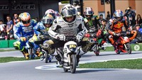 Ini merupakan aktivitas beberapa pebalap MotoGP di Jepang menjelang balapan di Twin Ring Motegi akhir pekan nanti. Menggunakan motor kecil, mereka beradu cepat di lintasan yang dibuat khusus. Foto: Instagram/motogp