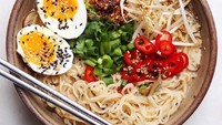 Sawi, tauge, jamur dan cabe merah bisa bikin mie instan lebih bergizi. Apalagi dilengkapi telor rebus. Foto: Instagram @mikemightygood