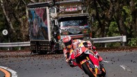 Marquez menikung seperti di trek MotoGP, padahal ini dilakukan di jalan raya. Otolovers jangan meniru adegan berbahaya ini ya! Foto: Instagram/motogp
