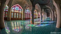 Masjid Nasir Al Mulk pun disebut-sebut menjadi salah satu masjid terindah di dunia. Istimewa/Boredpanda.