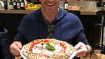 Makin Tampan, Ini Gaya Hugh Jackman Saat Makan Pizza dan Buat Pancake