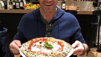 Meski sudah berusia 50 tahun, tapi Hugh tetap tampil awet muda. Saat berada di Prancis ia memilih pizza sebagai menu makan malamnya. Foto: Instagram @thehughjackman