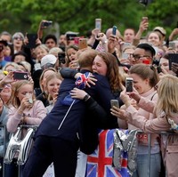 Perempuan tersebut tampak menangis histeris ketika memeluk adik dari Pangeran William itu. Sementara orang-orang di sekitarnya hanya bisa menyaksikan dan mengabadikan momen tersebut dengan kamera ponsel mereka. Lucky girl! Foto: Getty Images