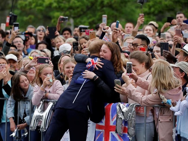 Perempuan tersebut tampak menangis histeris ketika memeluk adik dari Pangeran William itu. Sementara orang-orang di sekitarnya hanya bisa menyaksikan dan mengabadikan momen tersebut dengan kamera ponsel mereka. Lucky girl! Foto: Getty Images