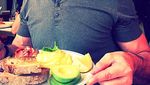 Makin Tampan, Ini Gaya Hugh Jackman Saat Makan Pizza dan Buat Pancake