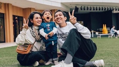 Kehangatan Keluarga Kecil Andien dalam Bingkai Foto
