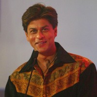 Shahrukh Khan hampir tidak pernah tampil dengan gaya rambut selain potongan ala 90-an. Kadang ditata belah pinggir, terkadang belah tengah. Tapi guntingannya selalu sama. Seperti yang ia tunjukkan pada tahun 2003 ini. Foto: Getty Images