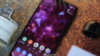 Kamera selfienya berukuran 20 MP. Punya aperture f/2.0 dengan ukuran pixel 1,8 mikron.  Foto: Sina Mobile