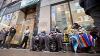 Kanada kini menjadi negara terbesar dengan pasar ganja yang dilegalkan secara nasional. Warga Kanada rela mengantri menunggu sejumlah toko ganja buka di Newfoundland. (Foto: Dok. REUTERS/Christinne Muschi)
