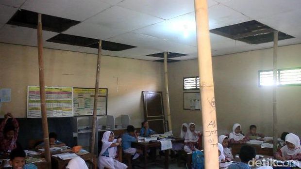 Ruang kelas yang atapnya disangga bambu di Kudus. 