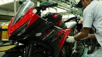 Honda CBR150R yang memiliki 4 varian warna untuk masing-masing tipe. Matte Black dan Victory Black Red dipasarkan dengan harga OTR (On The Road) Jakarta Rp 33.800.000 untuk tipe STD dan Rp 37.800.000 untuk tipe ABS. Sementara pilihan warna Honda Racing Red dipasarkan dengan harga On The Road (OTR) Jakarta Rp 34.500.000 untuk tipe STD dan Rp 38.500.000 untuk tipe ABS. Warna MotoGP Edition dipasarkan dengan harga On The Road (OTR) Jakarta Rp 34.700.000 untuk tipe STD dan Rp 38.700.000 untuk tipe ABS. Foto: Dok. Astra Honda Motor