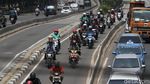 Aksi Pemotor Nakal Hindari Macet di Daan Mogot