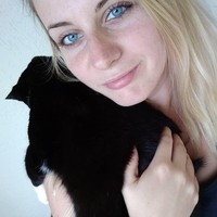 Dari nama akun Instagram-nya, sudah bisa ditebak jika wanita ini adalah seorang pecinta game. Di akun media sosial tersebut, ia memang lebih banyak mengunggah foto karakter game namun sesekali juga menampilkan selfie wajahnya yang cantik. Hal itu membuatnya lebih misterius. Foto: Instagram @xaviragames