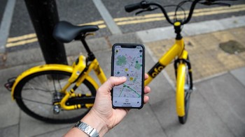 Sejak itulah, startup bike sharing menjamur sampai mencapai sekitar 70 perusahaan. Investor pun menanam uang besar-besaran pada mereka. Ofo dan saingannya Mobike, pernah menembus valuasi USD 1 miliar. Foto: Getty Images