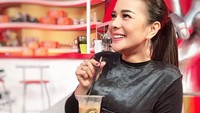 Pemilik nama lengkap Astrid Tiar Yosephine Panjaitan ini ternyata juga penggemar kopi. Mengisi waktu senggangnya, ia terlihat asyik minum segelas kopi susu.  Foto: instagram @astridtiar127