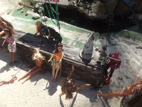 Walau berawal dari iseng, nyatanya keberadaan Pantai Barbie tersebut terus bertahan selama lebih dari satu dekade. Tak sedikit juga wisatawan yang dibuat penasaran dan datang melihatnya (Barbie Beach/Facebook) Walau berawal dari iseng, nyatanya keberadaan Pantai Barbie tersebut terus bertahan selama lebih dari satu dekade. Tak sedikit juga wisatawan yang dibuat penasaran dan datang melihatnya (Barbie Beach/Facebook)