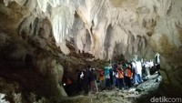 Suhada, warga setempat, bercerita saat masih muda pernah penasaran mencoba menjelajah gua itu. Namun, meski sudah berjalan kaki hampir seharian dan habis beberapa obor, tapi ia belum sampai ke ujung gua. (Dadang/detikTravel)