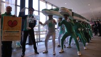 Mereka ingin memberi tahu orang-orang bahwa hanya di Shichinohe turis disambut cosplay Shinkansen, sehingga mereka terkesan dan mau datang ke Prefektur Aomori. (Shibuya Hayabusa Piercing Corps/Facebook)