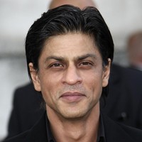 Hadir di premier film Chak De India di London, pada 2007, Shahrukh Khan tampil monokrom dengan setelan jas serba hitam. Rambutnya disisir ke belakang dan memakai hair gel sehingga berkesan basah dan untuk mempertahankan bentuknya. Foto: Getty Images