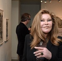 Jocelyn Wildenstein bahkan mengalami kebangkrutan. Ketika masih menikah, Jocelyn pun dikatakan bisa menghabiskan $1 juta (Rp 15 milaran) dalam sebulan. Setelah delapan tahun tanpa penghasilan yang stabil, Jocelyn berusaha keras untuk mengumpulkan kembali pundi-pundi keuangannya. Salah satu caranya adalah dengan menjual kisah hidupnya lewat serial dokumenter. Foto: Getty Images