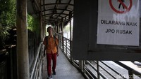 Papan pemberitahuan dilarang melintas juga masih terlihat di lokasi.