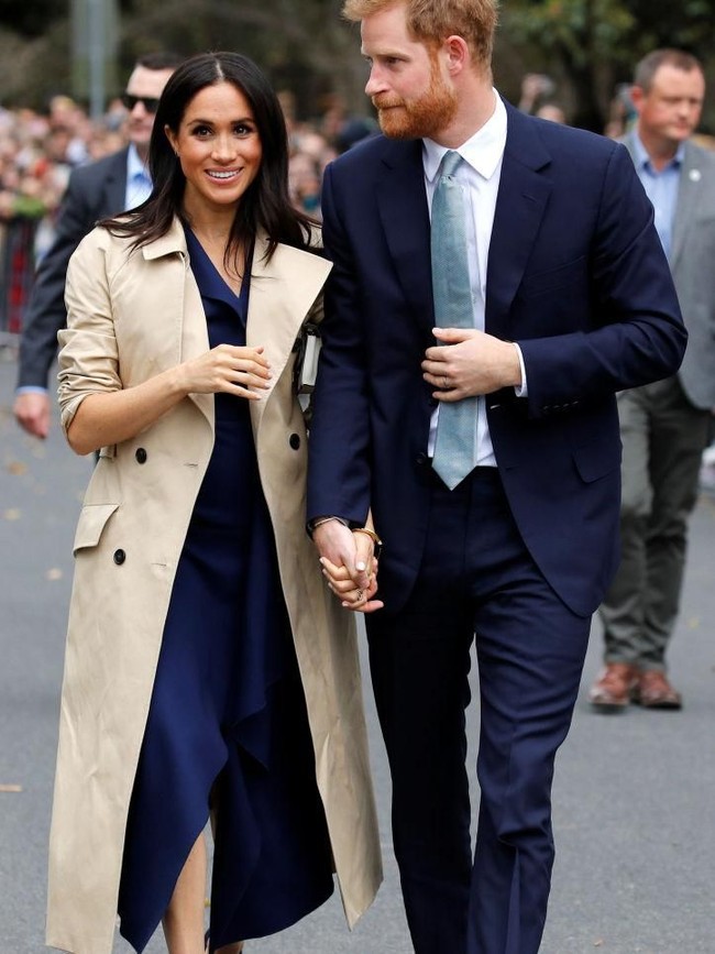 Sebagai luaran, perempuan 37 tahun itu mengandalkan trench coat coklat dari Martin Grant. (Foto: Getty Images)