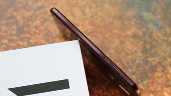 Ditengai prosesor Snapdragon 710 dengan kecepatan 2,2 GHz. Ada pilihan RAM 4GB, 6 GB dan 8 GB. Demikian pula memori internalnya ada 64 GB dan 128 GB.  Foto: Sina Mobile