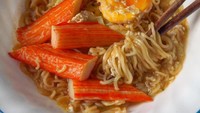 Telor goreng dan surimi juga bisa bikin mie instan makin gurih enK. Foto: Instagram @story_of_a_hungry_girl