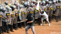 Bentrokan terjaid antara polisi dan pendemo.