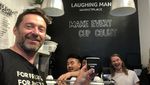 Makin Tampan, Ini Gaya Hugh Jackman Saat Makan Pizza dan Buat Pancake