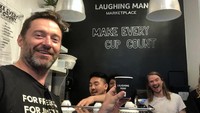 Saking gemarnya dengan kopi, Hugh sampai buka kafe sendiri. Dengan brand Laughing Man bisnis kopi milik Hugh terbilang cukup sukses. Foto: Instagram @thehughjackman