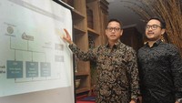 Presdir PT Mandiri Manajemen Investasi (Mandiri Investasi) Alvin Pattisahusiwa (kiri) didampingi EVP Head of Alternative Investment Nugroho Prasetyo, menjelaskan produk investasi alternatif KIK-DINFRA dan RDPT, di Jakarta, Kamis  (18/10/2018). Foto: dok. Mandiri Investasi